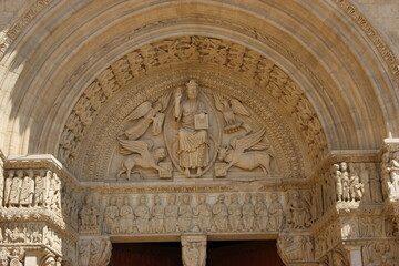 Arles : tympan à tétramorphe sous le portail de la cathédrale Saint-Trophime