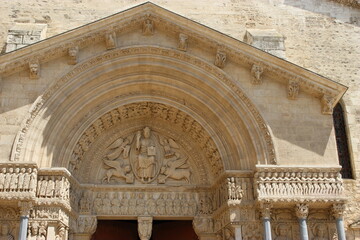 Arles : haut du portail de la cathédrale Saint-Trophime