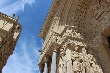 Arles : portail de la cathédrale Saint-Trophime en contreplongée