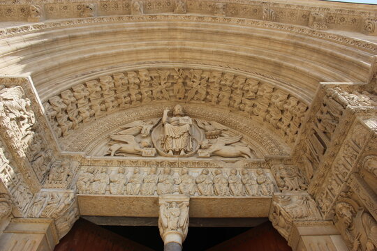 Arles : tympan &agrave; t&eacute;tramorphe et archivolte sous le portail de la cath&eacute;drale Saint-Trophime