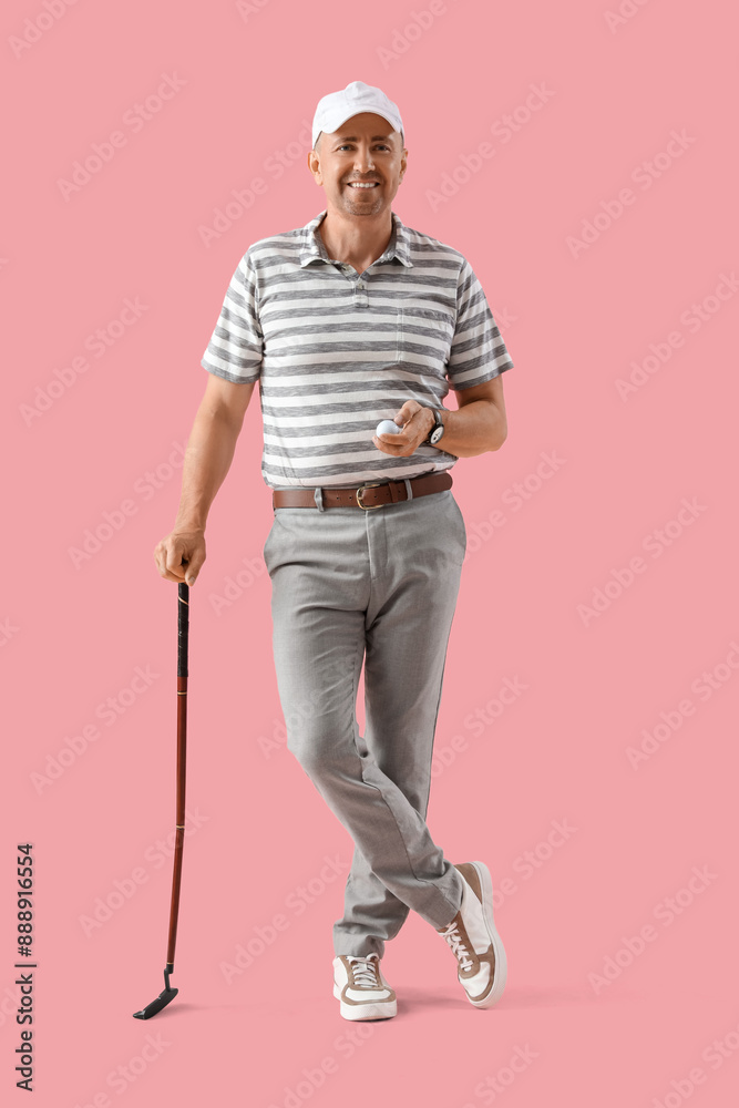 Poster Mature male golf player on pink background