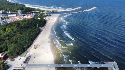 Widok na port, plaże i molo w Kołobrzegu 