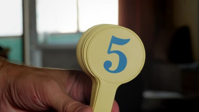 Demonstration of even and odd numbers on round tablets