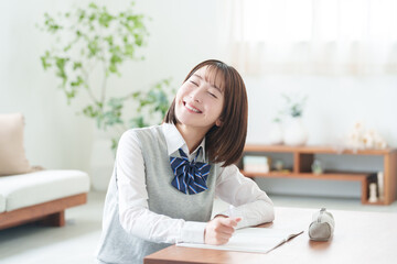 家で受験勉強する女子高校生