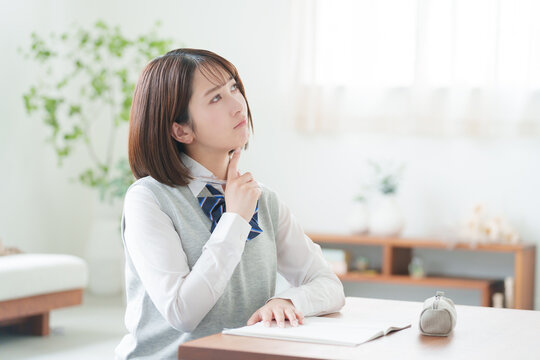 家で受験勉強する女子高校生