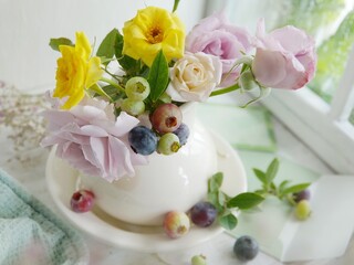 窓辺に薔薇とブルーベリーのアレンジメント