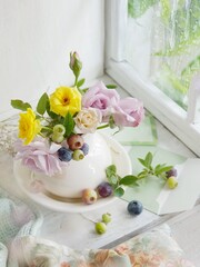 窓辺に薔薇とブルーベリーのアレンジメント