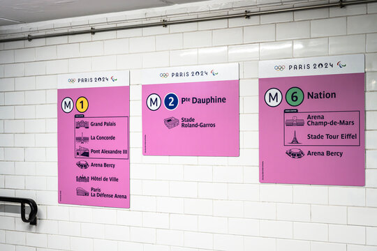 Paris 2024 : panneau d'affichage dans le m&eacute;tro pour indiquer les sites olympiques et leurs lignes de m&eacute;tro, pour les jeux olympiques et paralympiques d'&eacute;t&eacute;.