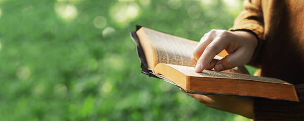 The concept of ​​reading the Bible and praying for God's blessings. Therapeutic living in peace...