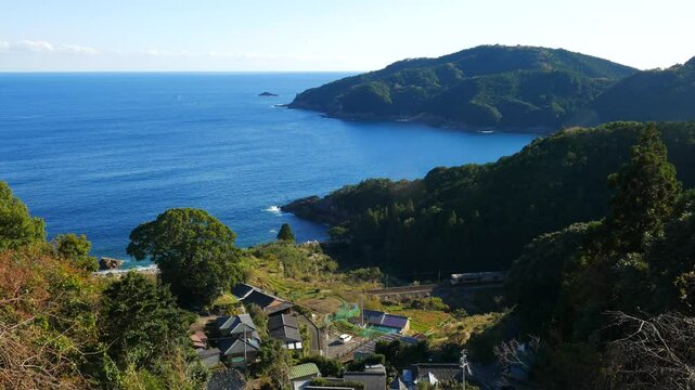 海辺を走る二両編成の列車　三重県熊野市波田須町