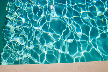Close up von Wasser im Pool bei Sonnenschein