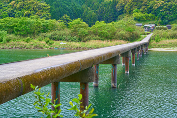 高知県四万十市の四万十川に架かる高瀬橋(高瀬沈下橋)