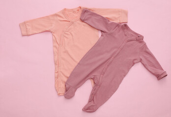 Obraz premium Set of rompers for newborns on a pink background