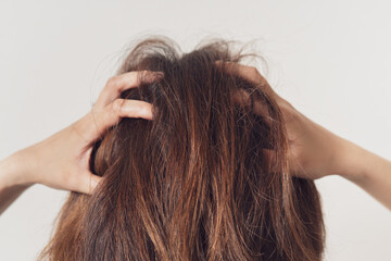 Obraz premium 頭を搔きむしる女性の頭部のクローズアップ