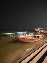 Obraz premium boats on the river of ganga (kashi) 