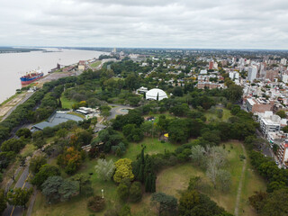 Fototapeta premium Aerial Glimpse of Parque Urquiza in Rosario, Argentina