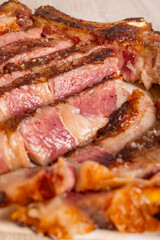 Bistecca di carne cotta al sangue sulla brace, scaloppata e servita in una braceria