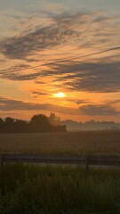Sonnenaufgang in Orange mit Bewölkung und malerischen Farben. wunderschön
