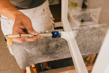 Maler streich Fenster mit Pinsel