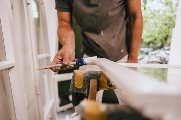 Maler streich Fenster mit Pinsel