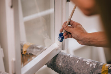 Maler streich Fenster mit Pinsel