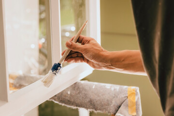 Maler streich Fenster mit Pinsel