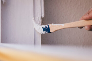 Maler streich Fenster mit Pinsel