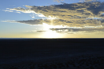 Pôr do sol no horizonte com nuvens