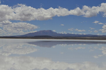 Salar de Uyuni alagado na Bolívia