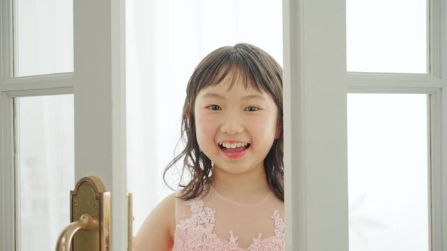 ドレスを着た女の子　写真館　七五三　ハーフ成人式