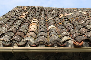 Toiture en tuiles canal ou romane avec crochet, toiture à rénover, à nettoyer