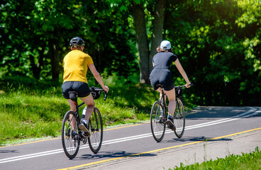 Obraz premium Cyclists ride on the bike path in the city Park 