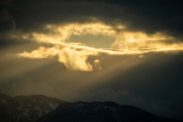 空から強い斜光が照らす