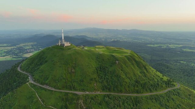 Le sommet du Puy-de-D&ocirc;me en Auvergne en France