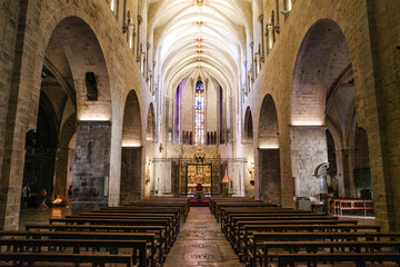 Obraz premium Girona, Spain - 18 July, 2024: Central nave in Basilica of Saint Felix, Girona, Catalonia