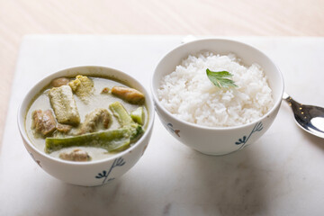 Authentic Thai Green Curry, A vibrant and aromatic dish featuring tender chicken, fresh vegetables, and fragrant herbs, all simmered in a rich, creamy green curry sauce made from coconut milk