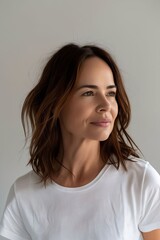 Obraz premium A woman in white t - shirt looking away.