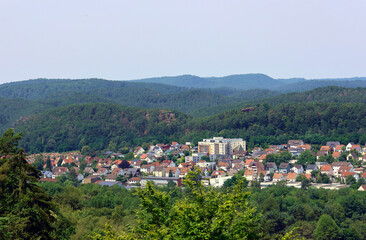 Obraz premium Aussicht in Richtung Dahn von den Altdahner Burgen im deutschen Landkreis Südwestpfalz im Bundesland Rheinland-Pfalz. Aussicht vom Premium-Wanderweg Hahnfels-Tour.