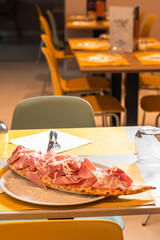 pizza calzone servita al tavolo
