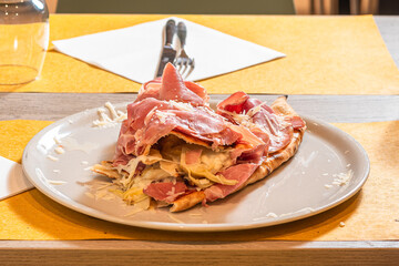 pizza calzone servita al tavolo