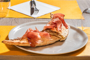pizza calzone servita al tavolo