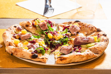 pizza servita al tavolo