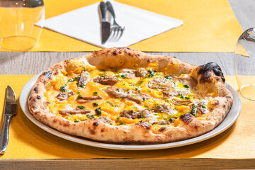 Pizza italiana servita in tavola