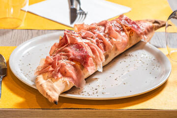 Pizza italiana servita in tavola