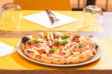 Pizza italiana servita in tavola