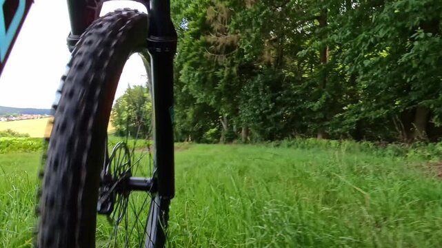 Mountainbiken im Wald, Fahrradfahren, Fahradtour, Natur, B&auml;ume, Gesundheit, Sport, E-Bike, MTB, Gravelbike