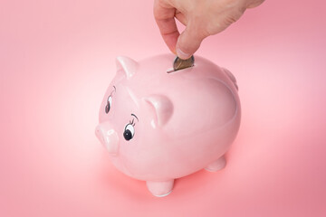 Une tire-lire en forme de petit cochon rose © shocky