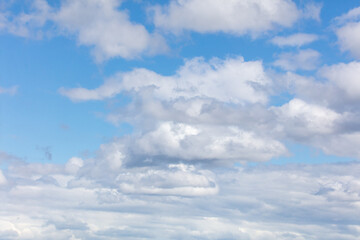 Obraz premium White clouds against a blue sky