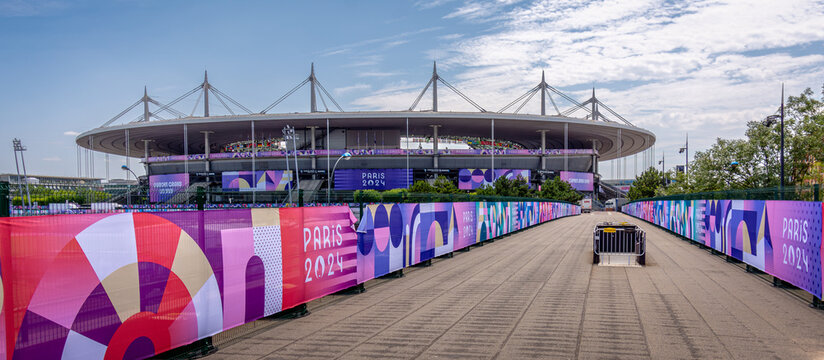 Saint-Denis, France - 18 juillet 2024: Vue distante du Stade de France, le plus grand stade fran&ccedil;ais, d&eacute;cor&eacute; &agrave; l'occasion des Jeux olympiques d'&eacute;t&eacute; de Paris 2024	