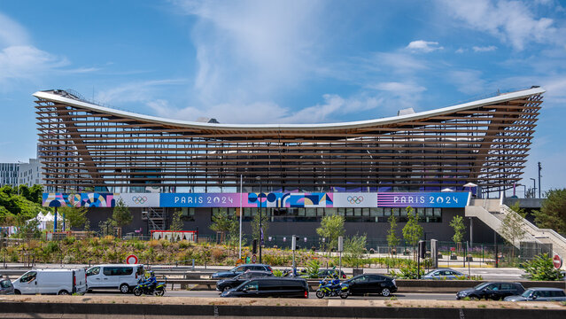 Saint-Denis, France - 18 juillet 2024: Vue ext&eacute;rieure du centre aquatique olympique construit et d&eacute;cor&eacute; pour les Jeux olympiques d'&eacute;t&eacute; de Paris 2024